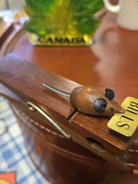 MCM Carved Wooden Mouse on 6" Desk Clothes Pin memo/bill Oganiser. Giftcraft
